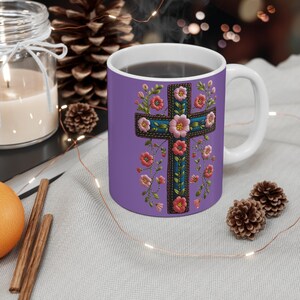 Kubek z kwiatowym krzyżem, kubek do kawy w stylu boho, prezent religijny, kubek zdobiony kwiatami, odzież chrześcijańska, pastelowe fioletowe naczynia do picia