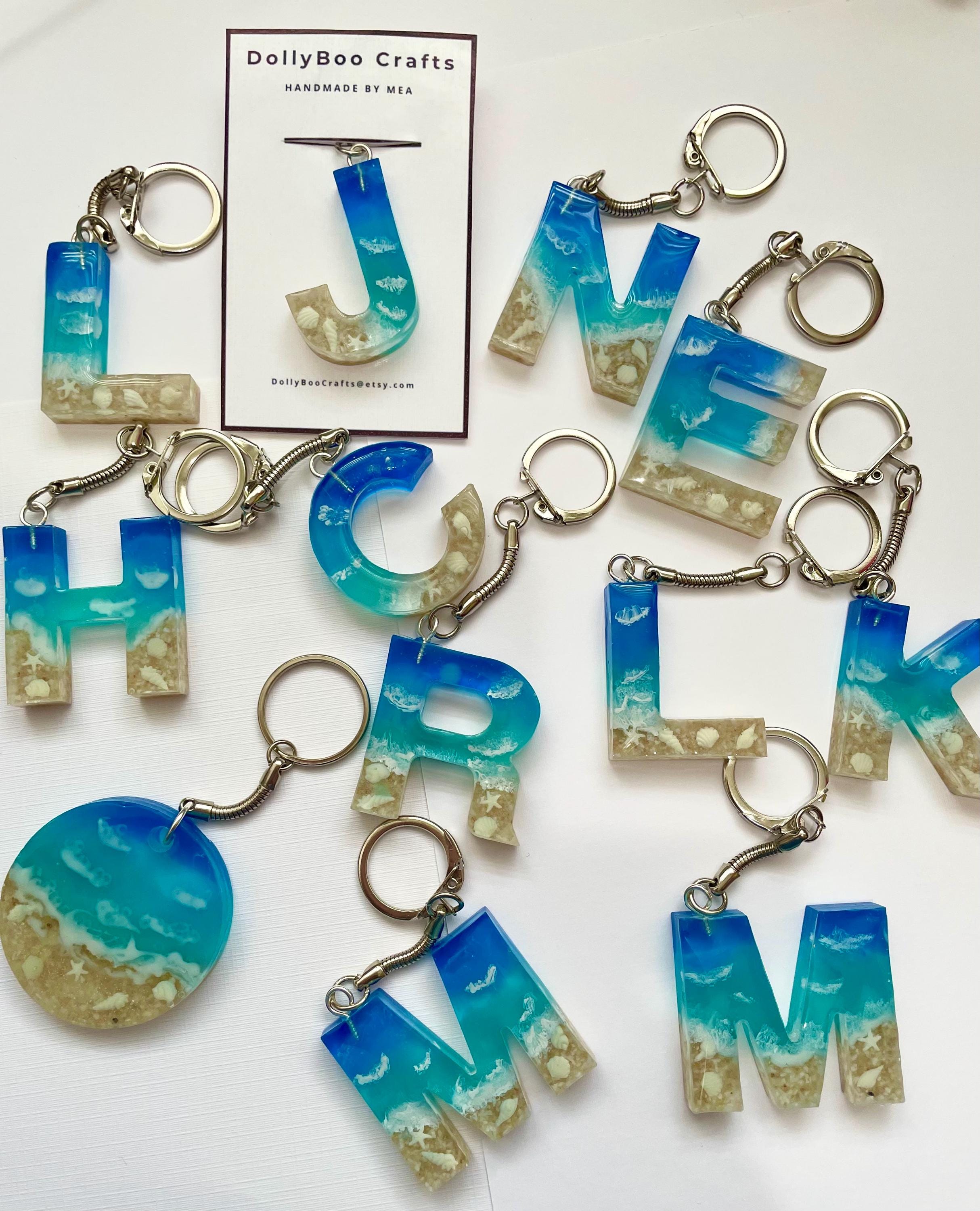 Gepersonaliseerde strandlettersleutelhanger: handgemaakte sleutelhanger van hars