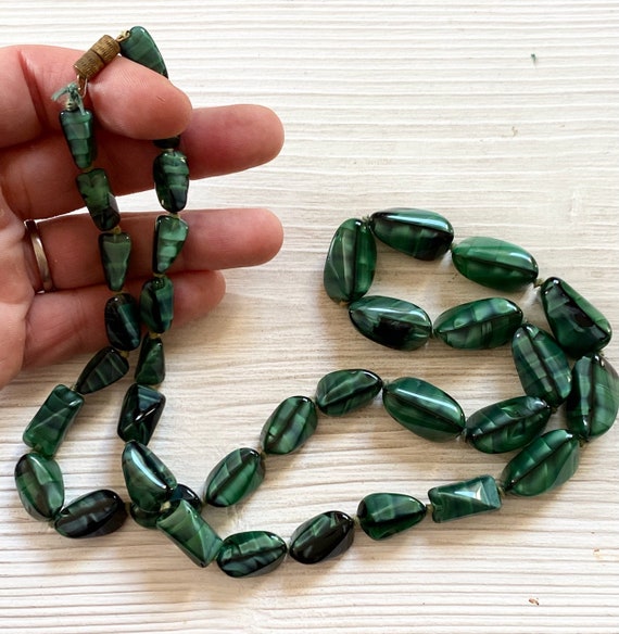 Vintage green striped satin glass necklace - image 3