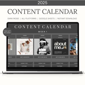 Può includere: Uno schermo di laptop che mostra un modello di calendario dei contenuti per l'anno 2025. Il calendario è diviso in settimane, con ogni giorno della settimana che ha una sezione separata. Il modello include spazio per idee di contenuti, tipi di contenuti e piattaforme. Il calendario è in modalità oscura e ha uno sfondo grigio.