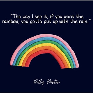 Carte postale arc-en-ciel DollyParton • Carte mate premium 4 × 6 pouces • Citation inspirante cadeau • Verso vierge