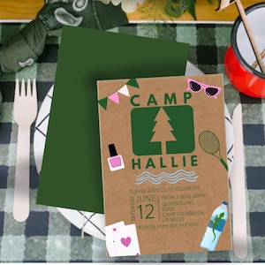Könnte beinhalten: Eine rustikale Einladung mit dem Text "CAMP HALLIE" und Veranstaltungsdetails, einschließlich des Datums "12. JUNI". Die Einladung zeigt eine grüne Baumgrafik, eine rosa Sonnenbrille und einen Tennisschläger. Ein grüner Umschlag und ein rot-weißer Emaillebecher sind ebenfalls zu sehen.
