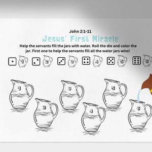 Può includere: Illustrazione in bianco e nero di un gioco con il testo "Il primo miracolo di Gesù". Il gioco include dadi, brocche d'acqua e istruzioni per riempire le brocche. È presente anche il testo "Giovanni 2:1-11".