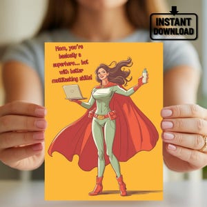 Cartão engraçado de mãe super-heroína para o Dia das Mães ou aniversário – Rainha multitarefa com laptop e garrafas – Saudação em estilo cômico