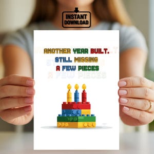 Carte d'anniversaire LEGO amusante à télécharger - bloc de gâteau coloré avec citation des pièces manquantes