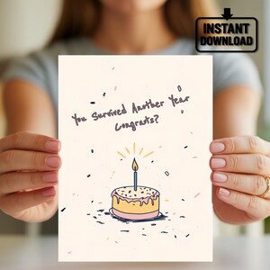 Divertente biglietto di auguri di compleanno - biglietto di auguri di buon compleanno - Sei sopravvissuto a un altro anno Congratulazioni - Biglietto di auguri di compleanno per adulti sarcastico - Celebrazione unica