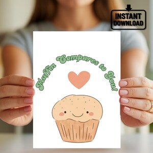 Karta „Muffin Compares To You” – słodka karta z kalamburem, zabawna pocztówka z jedzeniem, estetyka piekarni, słodka notatka miłosna, uroczy prezent dla miłośników muffinek i deserów