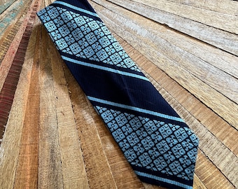 70s Vintage LES MANS Navy and Light Blue Geometric Print Wide Neck Tie