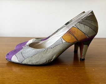 80s Vintage SIAM Leather Goods Beige Green and Purple Leaf Print Fabric Pumps Heels Size 7 Narrow