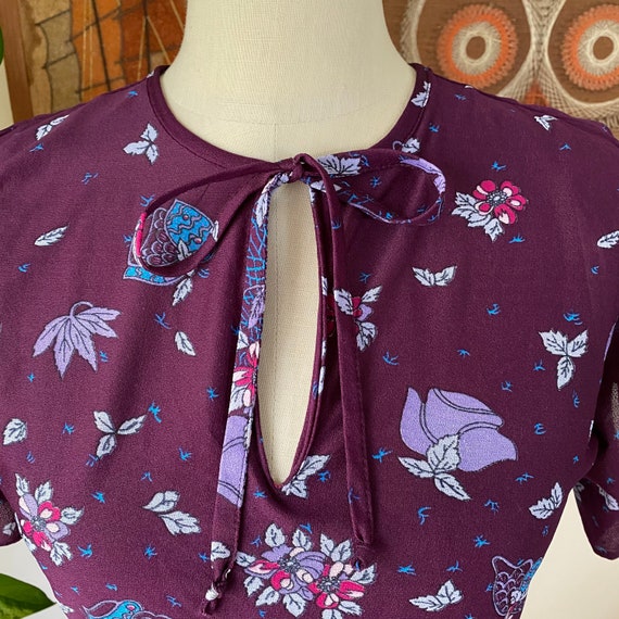 70s Vintage Purple Floral Short Sleeve Fit and Fl… - image 3