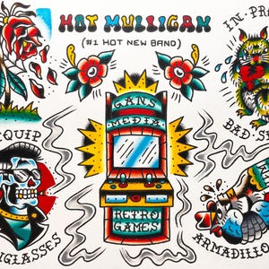 Puede incluir: Una colorida lámina de tatuajes con diseños tradicionales. La obra de arte incluye una rosa, una ardilla llorando, una calavera con gafas de sol y una máquina de videojuegos retro. El texto incluye "Hot Mulligan" y "Retro Games".