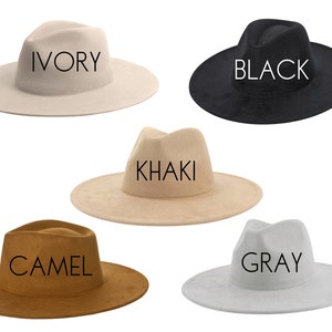 Puede incluir: Cinco sombreros fedora de fieltro en diferentes colores: marfil, negro, caqui, camel y gris. Cada sombrero tiene el nombre del color escrito en texto negro en la parte delantera.