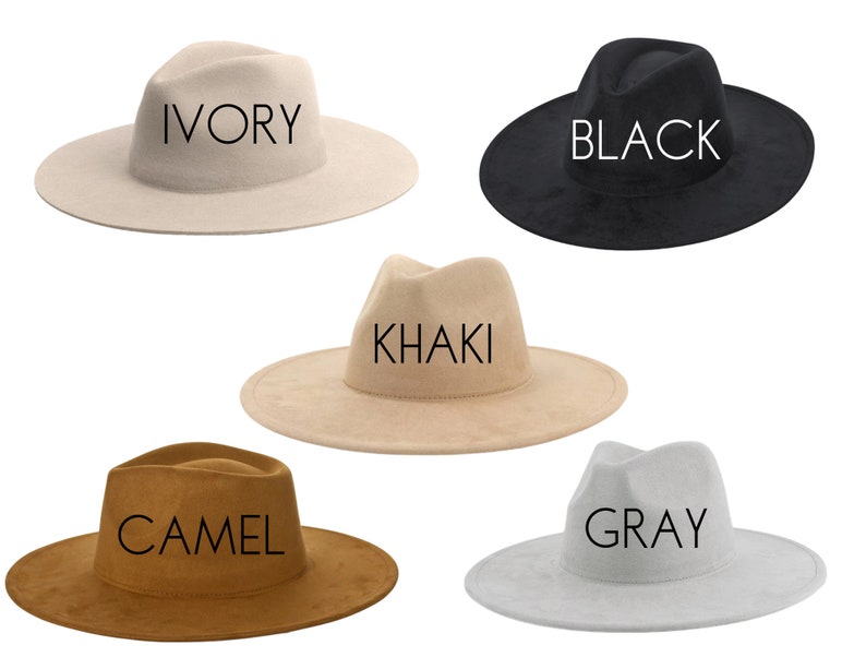 Puede incluir: Cinco sombreros fedora de fieltro en diferentes colores: marfil, negro, caqui, camel y gris. Cada sombrero tiene el nombre del color escrito en texto negro en la parte delantera.