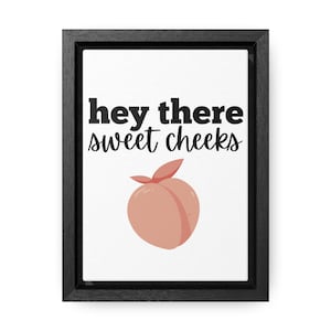 Signo de baño peculiar y sarcástico - &quot;Hey There Sweet Cheeks&quot; - Regalo divertido para el hogar