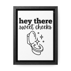 Signo de baño peculiar y sarcástico - &quot;Hey There Sweet Cheeks&quot; - Regalo divertido para el hogar - Decoración del baño
