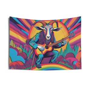 Puede incluir: Un tapiz colorido que representa una cabra tocando la guitarra. La cabra está representada en un estilo psicodélico, con colores vibrantes y un arcoíris en primer plano. El fondo incluye un diseño de sol y montañas estilizadas.