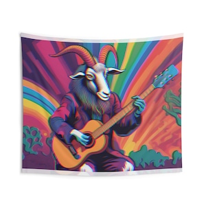 Puede incluir: Un tapiz psicodélico con una cabra tocando una guitarra sobre un fondo de arcoíris. La cabra lleva una chaqueta oscura y tiene una barba blanca. La guitarra es marrón y tiene una golpeador marrón claro.