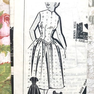 Pode incluir: Ilustração de um padrão de costura vintage com um design de vestido com corpete justo e saia rodada. O padrão inclui um vestido comprido e dois exemplos de silhuetas menores. O número "1498" é visível.