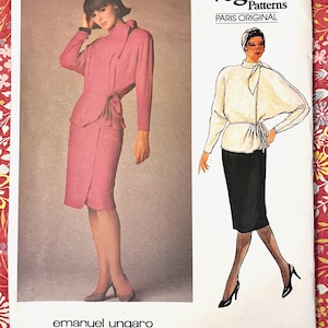 Könnte beinhalten: Ein Vintage-Schnittmuster von Vogue Patterns mit einer Frau in einem rosa Kostüm und einer Zeichnung einer Frau in Bluse und Rock. Das Muster ist mit "emanuel ungaro" und "Vogue Patterns PARIS ORIGINAL" gekennzeichnet. Schnittmuster Nummer 1620.