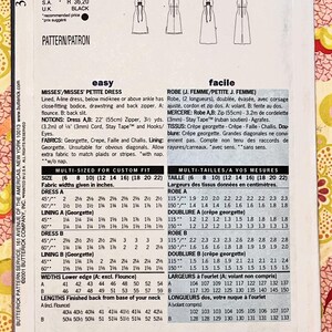 Op de afbeelding: Een naaipatroon voor een dames- of dames-petite jurk, met een A-lijn, nauwsluitend lijfje en ritssluiting aan de achterkant. Bevat stofbreedtematen in centimeters voor verschillende maten.
