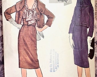 Vogue 140 ist ein Vintage 1950 Schnittmuster für einen Damenanzug und eine Bluse. Ein Vogue Couturier Design. Größe 12 (Brustumfang 32). Ausgeschnitten und Fertig.