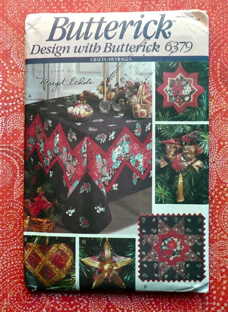 Puede incluir: Patr&oacute;n Butterick para manualidades, con un mantel con dise&ntilde;o floral y otras decoraciones navide&ntilde;as. El patr&oacute;n incluye un adorno en forma de estrella y un adorno en forma de coraz&oacute;n. El texto "Butterick Design with Butterick 6379" es visible.