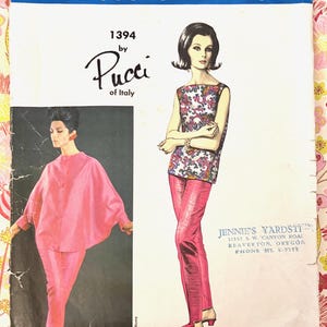 Puede incluir: Patrón de diseño Vogue Couturier vintage de Pucci de Italia, con ilustraciones de dos mujeres con trajes rosas. El número de patrón es 1394. La portada incluye el texto "JENNIE'S YARDSTI" y la dirección en Beaverton, Oregón.