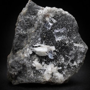 Cubos de fluorita transparente con barita blanca y cristal de cuarzo – El Hamda, Touroug, Marruecos