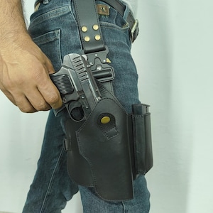 Handgefertigter Oberschenkelholster aus Leder: Taktischer 9 mm Schusswaffe Beinhalter