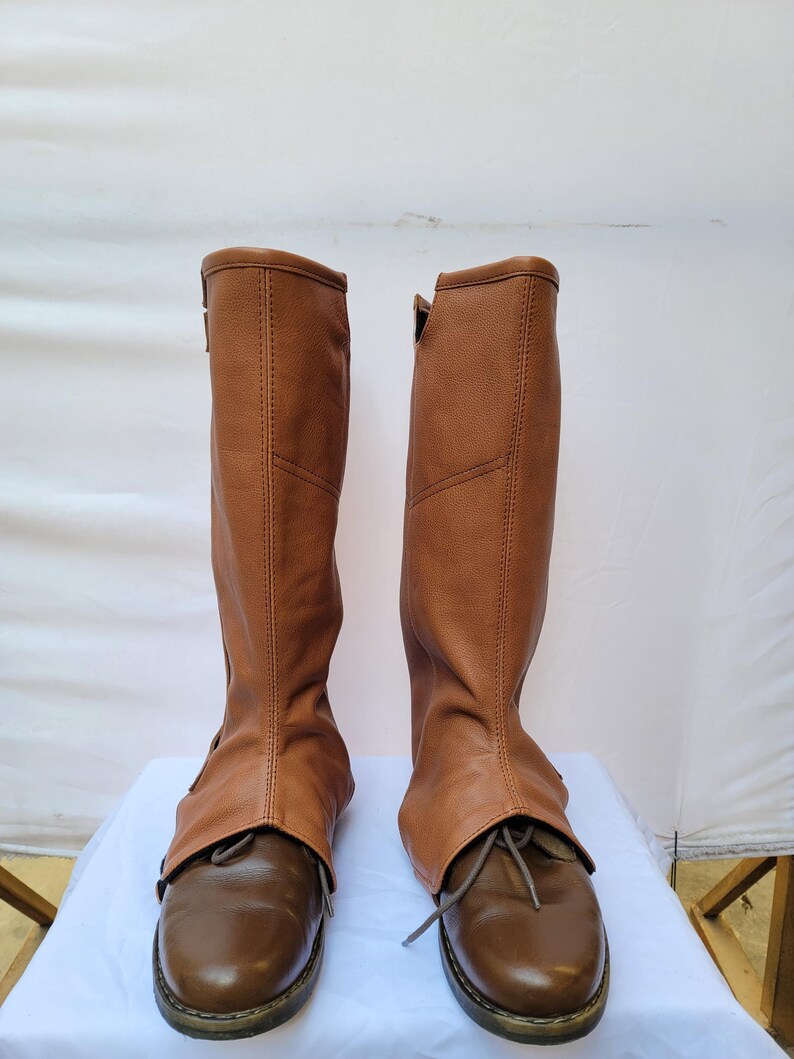 Puede incluir: Un par de polainas de bota de cuero marr&oacute;n con cordones. Las polainas se llevan sobre botas de cuero marr&oacute;n.