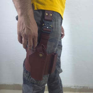Handgefertigter Oberschenkelholster aus Leder: Taktischer 9 mm Schusswaffe Beinhalter