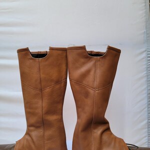 Puede incluir: Un par de polainas de bota de cuero marr&oacute;n. Las polainas est&aacute;n hechas de cuero suave y flexible y tienen un dise&ntilde;o simple y cl&aacute;sico. Est&aacute;n dise&ntilde;adas para usarse sobre botas para protegerlas de los elementos y agregar un toque de estilo.