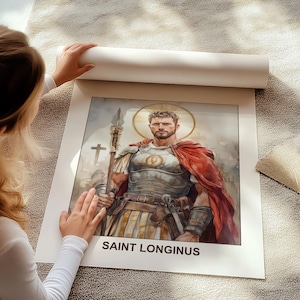 Könnte beinhalten: Gerollter Druck von Saint Longinus, eine Aquarellillustration. Der Heilige ist in Rüstung dargestellt und hält einen Speer und ein Kreuz. Er trägt einen roten Umhang und einen goldenen Heiligenschein. Der Text "SAINT LONGINUS" steht unten.