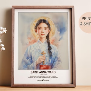 Könnte beinhalten: Gerahmter Aquarelldruck von Saint Anna Wang, der ein Porträt einer Frau mit Heiligenschein zeigt, die ein Holzkreuz hält. Der Druck enthält Text: "SAINT ANNA WANG" und ein Zitat. Der Rahmen ist braun.
