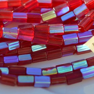 Puede incluir: Tabla de cortar de madera hecha a mano con veta natural. Cuenta con un canal para jugos y un asa. Dimensiones aproximadas: 45 cm de largo, 30 cm de ancho y 2,5 cm de grosor.