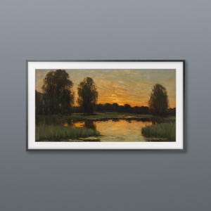 Op de afbeelding: Een ingelijst landschapsschilderij toont een serene waterpartij bij zonsondergang. Het kunstwerk toont een reflecterend water, silhouetbomen en een levendige oranje en gele lucht. Het schilderij is ingelijst in een zwart frame.