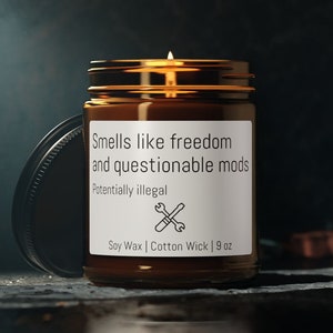 Funny Motorcycle Candle – Smells Like Freedom & Questionable Mods – Biker Gift, Garage Decor, Motorcycle Mechanic Candle, Workshop Humo