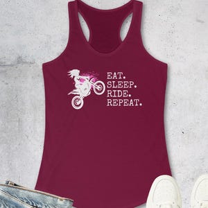 Dirt Biker Babe Motorrad Racerback Tank Top Lady Rider Biker Kundgebung Shirt Perfektes Geschenk für Moto Chicks Off Road Rider T-Shirt Nachthemd