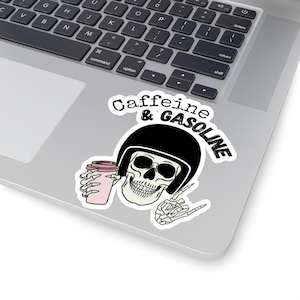 Pegatina de calavera para casco de moto con temática de cafeína y gasolina. Ideal para amantes del café, moteros y aficionados a las motos con estética café racer. Regalo perfecto para motoristas.