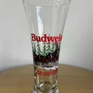 Vintage Budweiser Clydesdales Winter Scene Pilsner Glass – Classic Holiday Brewery Collectible, Christmas Bareware, Vintage Beer Glass,