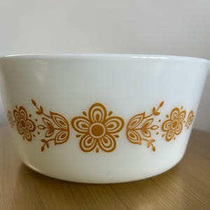 Vintage Pyrex 474-B Butterly Gold 1.5 Quart Casserole Dish