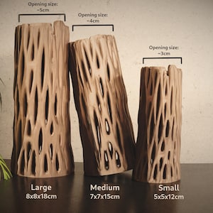 Könnte beinhalten: Drei Holz-Kaktus-Pflanzgefäße in verschiedenen Größen. Der größte Topf ist 8 Zoll mal 8 Zoll mal 18 Zoll groß, der mittlere Topf ist 7 Zoll mal 7 Zoll mal 15 Zoll groß und der kleinste Topf ist 5 Zoll mal 5 Zoll mal 12 Zoll groß.