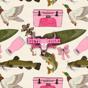 Peut inclure: Un motif sans couture composé d'illustrations sur le thème de la pêche et de la chasse. Le motif comprend des glacières Yeti roses, des canards, des poissons et un crâne avec des bois. Le fond est de couleur beige clair.