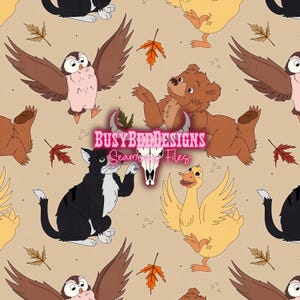 Puede incluir: Patrón sin costuras con ilustraciones de dibujos animados de un oso pardo, un gato blanco y negro, un pato amarillo y un búho pardo. El diseño incluye hojas de otoño sobre un fondo beige. El texto "BUSYBEEDESIGNS" es visible.