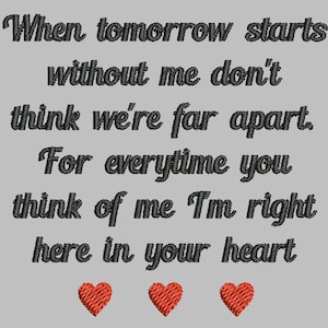Op de afbeelding: Een grijze achtergrond met zwarte tekst die luidt: "When tomorrow starts without me don't think we're far apart. For everytime you think of me I'm right here in your heart." Er zijn drie rode harten onderaan de afbeelding.
