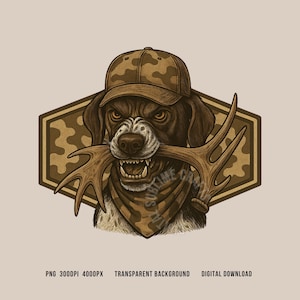 Op de afbeelding: Illustratie van een hond met een camouflage pet en bandana, die een gewei in zijn bek houdt. De hond heeft een boze uitdrukking en staat tegen een bruine, zeshoekige achtergrond met een camouflagepatroon. De tekst "NATSUBLIME CRAFT" is zichtbaar.