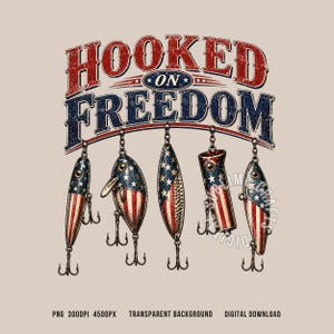 Könnte beinhalten: Ein Vintage-Grafik mit fünf Angelködern im Design der amerikanischen Flagge, die unter dem Text "HOOKED ON FREEDOM" in Rot und Blau hängen. Die Köder haben Haken und sind an einer gebogenen Linie aufgehängt.