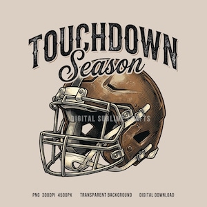 Może przedstawiać: Ilustracja brązowego kasku do futbolu amerykańskiego z metalową kratą ochronną oraz napisem TOUCHDOWN Season wygiętym w łuk powyżej. Projekt charakteryzuje się szczegółowym cieniowaniem i kreską na jasnobeżowym tle.