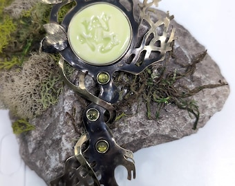 Swamp Key Halskette: Keramik Frosch, Peridot, rustikaler Messinganhänger