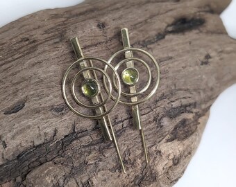 Minimalist Peridot Threader Earrings: Raw Brass, Stylish Dangle